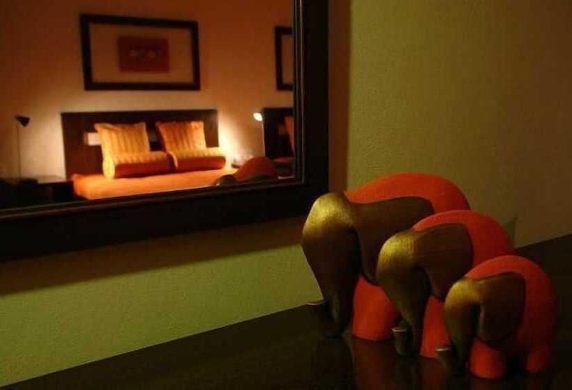 בית מלון כפרי Amanzingwe Lodge Conference Centre & Spa