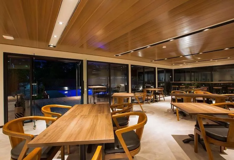 Hotelli Meridian Adventure Marina Club & Resort