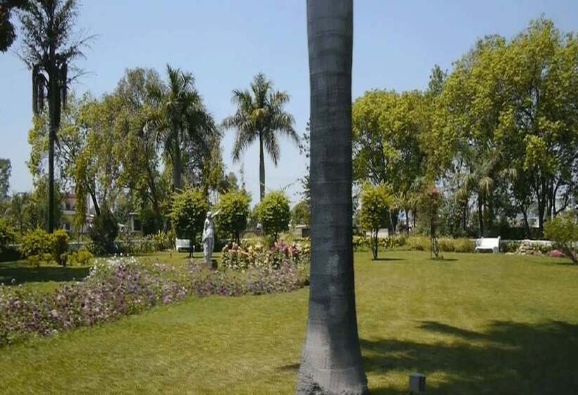 هتل Sneha Clarks Inn Suites Nepalgunj