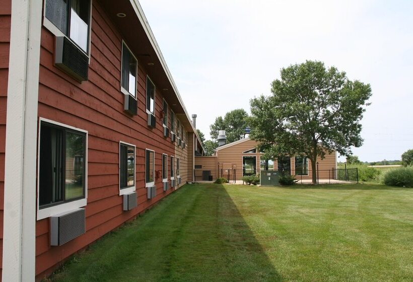 Отель Americinn By Wyndham Elkhorn Near Lake Geneva