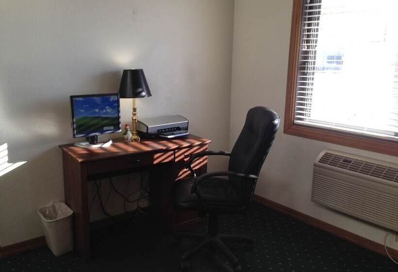 Отель Americinn By Wyndham Elkhorn Near Lake Geneva