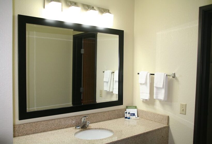 Отель Americinn By Wyndham Elkhorn Near Lake Geneva