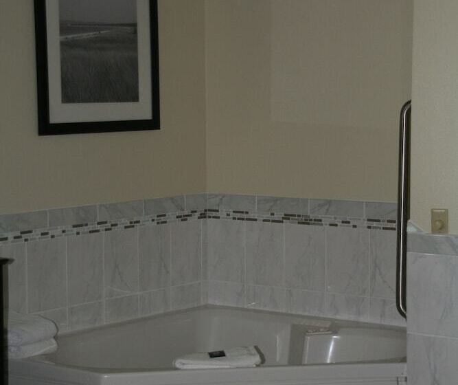 Отель Americinn By Wyndham Elkhorn Near Lake Geneva