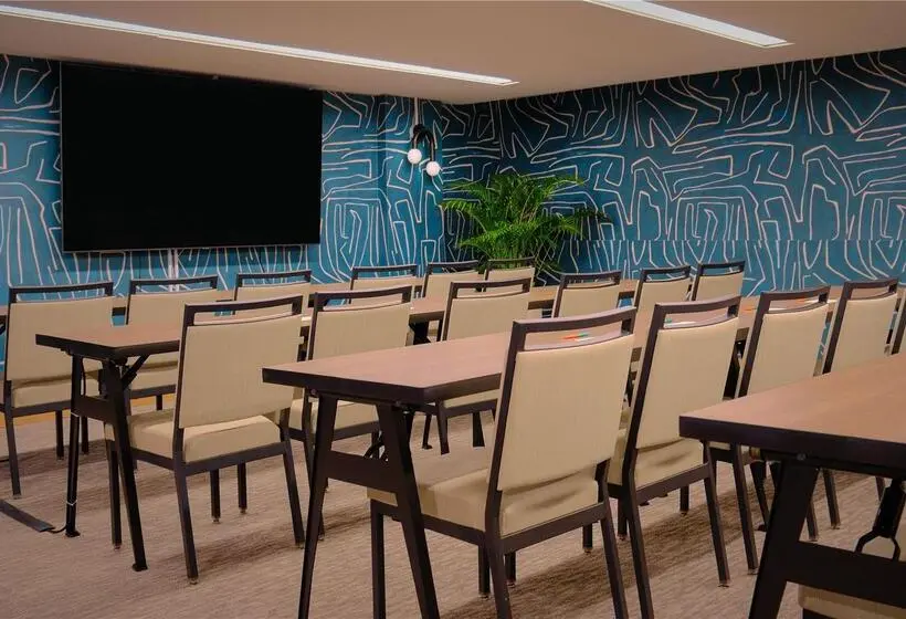 ホテル Romer Waikiki At The Ambassador