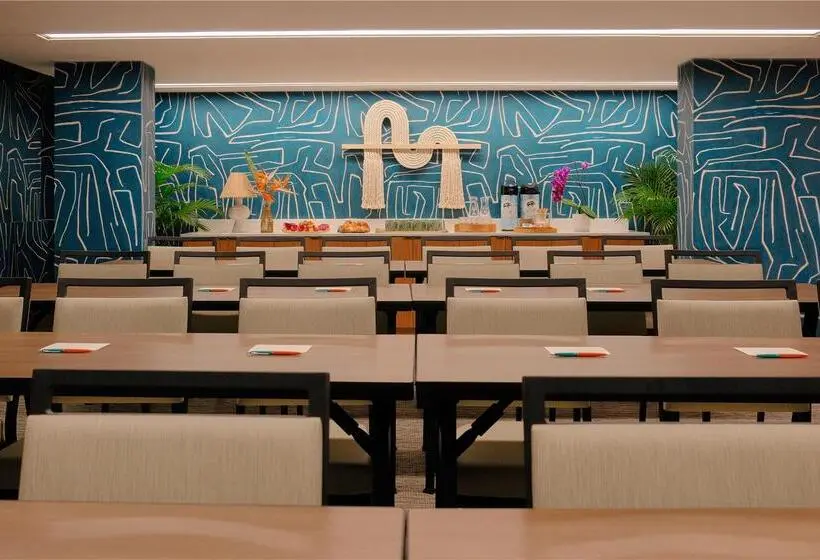ホテル Romer Waikiki At The Ambassador