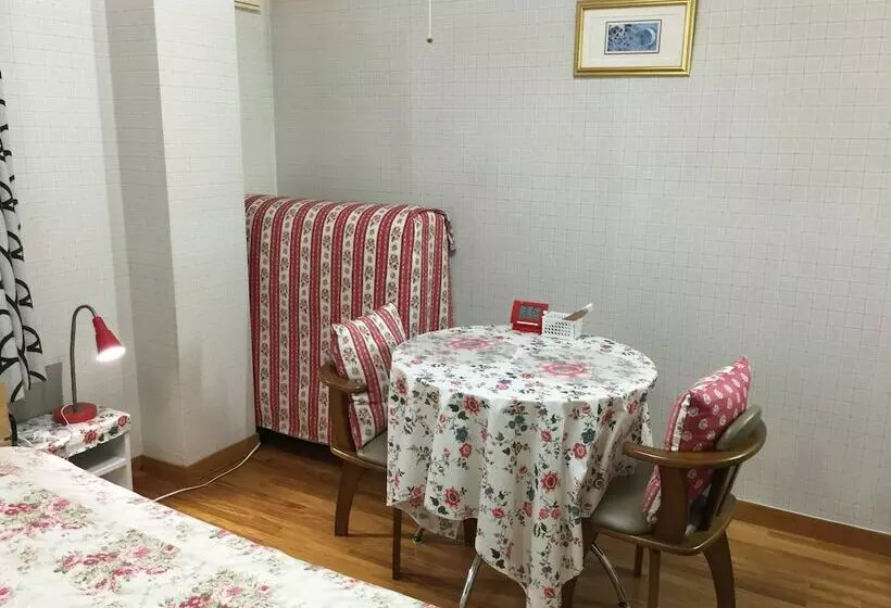 ペンション Ladies Inn Motomachi Caters To Women