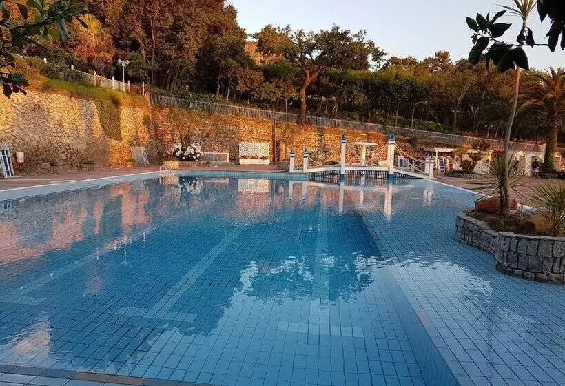 ペンション Holiday Time Sorrento