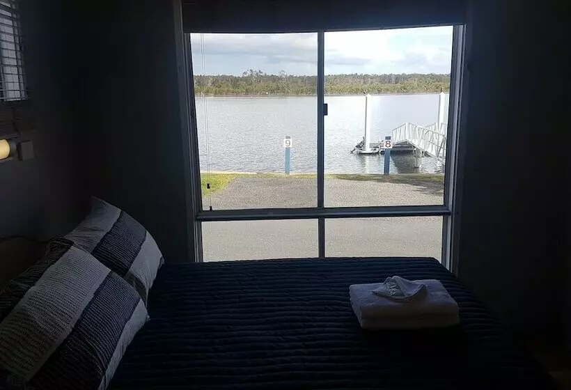 Hotelli Pelican Caravan Park