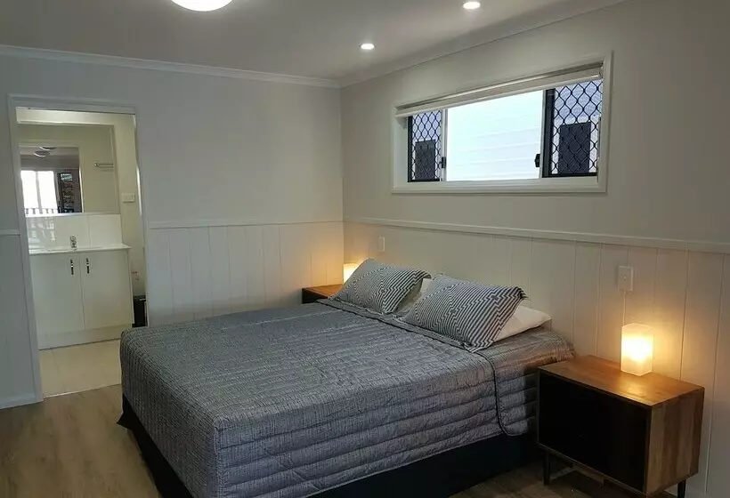 Hotelli Pelican Caravan Park