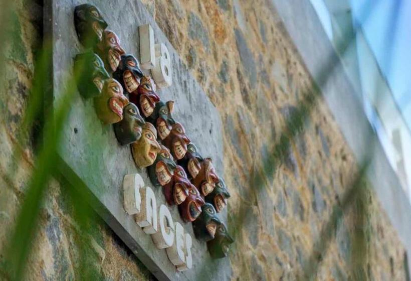 Пансион 18 Faces With Free Drop Off To Galle Fort By Tuktuk