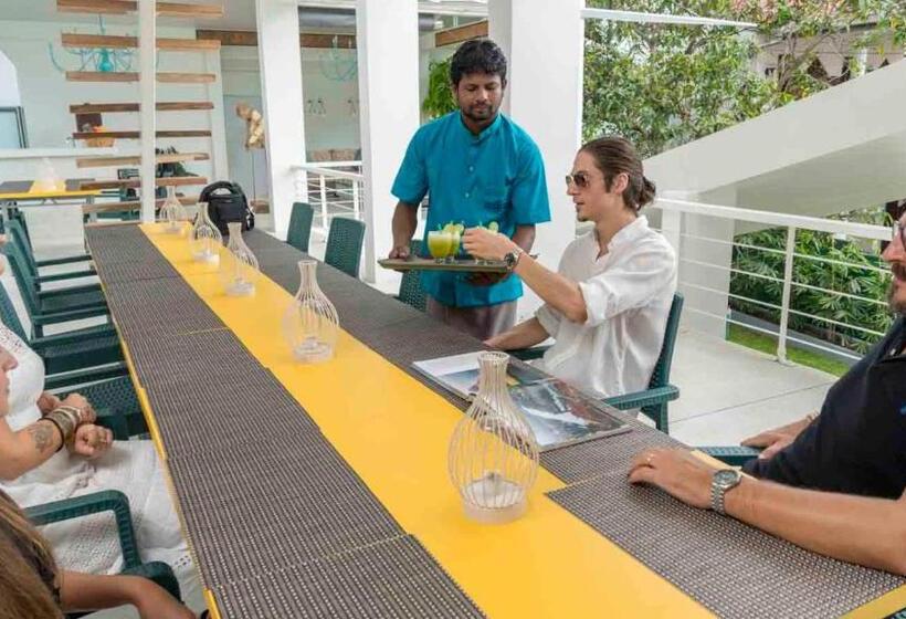 Пансион 18 Faces With Free Drop Off To Galle Fort By Tuktuk