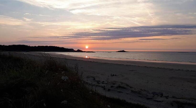 민박 La Fontaine De Resnel