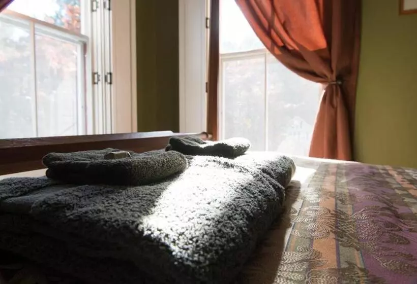 تختخواب و صبحانه The Fox And Owl Inn