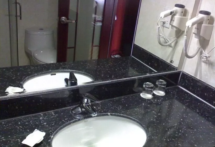 Royal Hotel Luang Namtha   Huang Ching