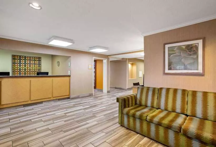 هتل La Quinta Inn By Wyndham Auburn Worcester