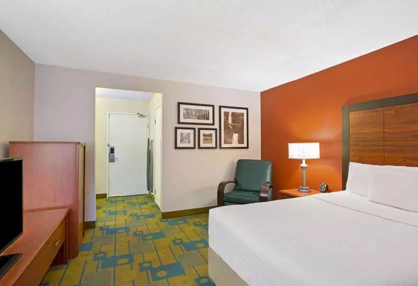 هتل La Quinta Inn By Wyndham Auburn Worcester