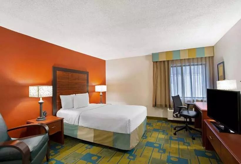 هتل La Quinta Inn By Wyndham Auburn Worcester