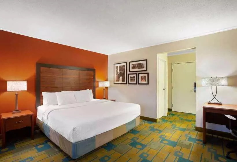 هتل La Quinta Inn By Wyndham Auburn Worcester