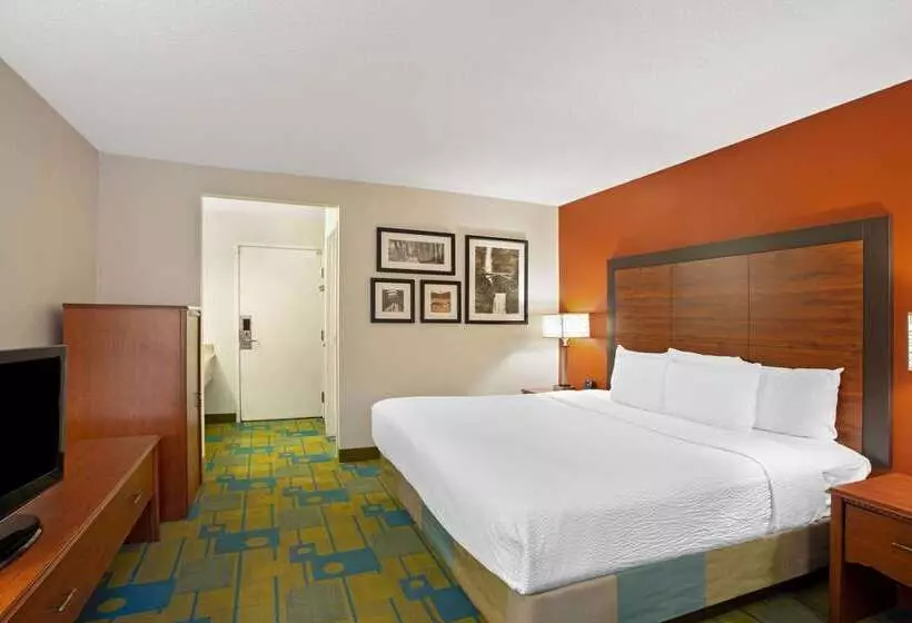 هتل La Quinta Inn By Wyndham Auburn Worcester