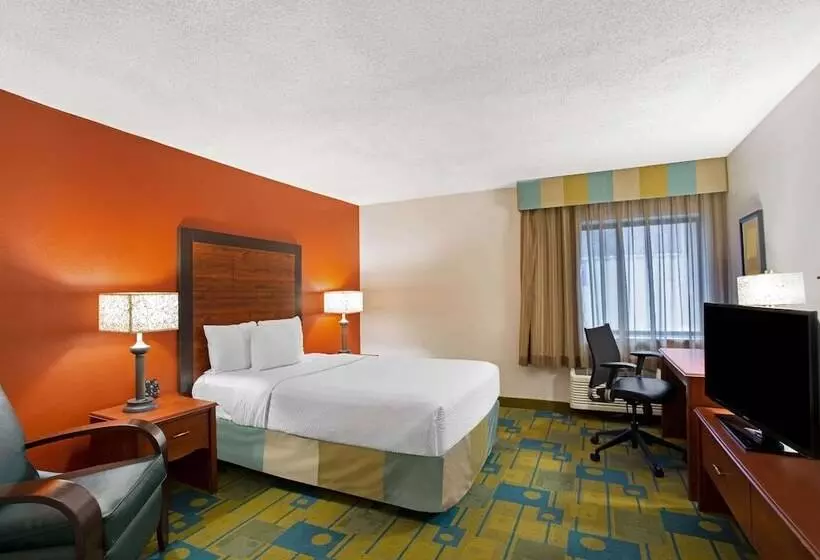 هتل La Quinta Inn By Wyndham Auburn Worcester
