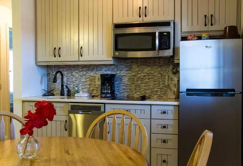 汽车旅馆  Beachcomber Resort