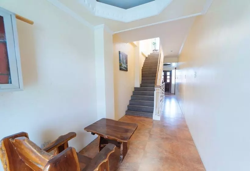 ホテル Reddoorz @ Old Buswang Road