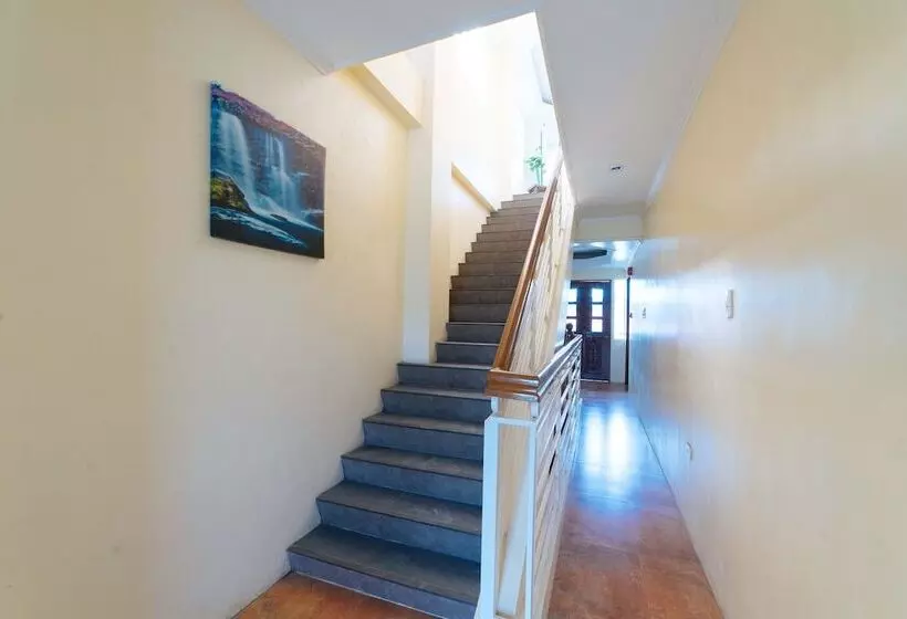 ホテル Reddoorz @ Old Buswang Road