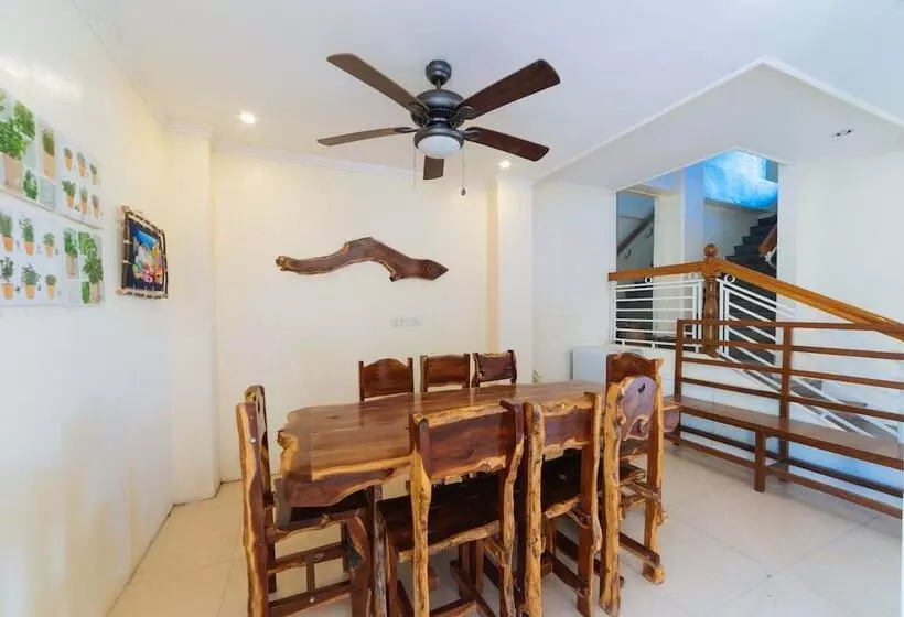 ホテル Reddoorz @ Old Buswang Road