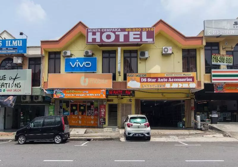 Hotelli Oyo 44072 Mines Cempaka