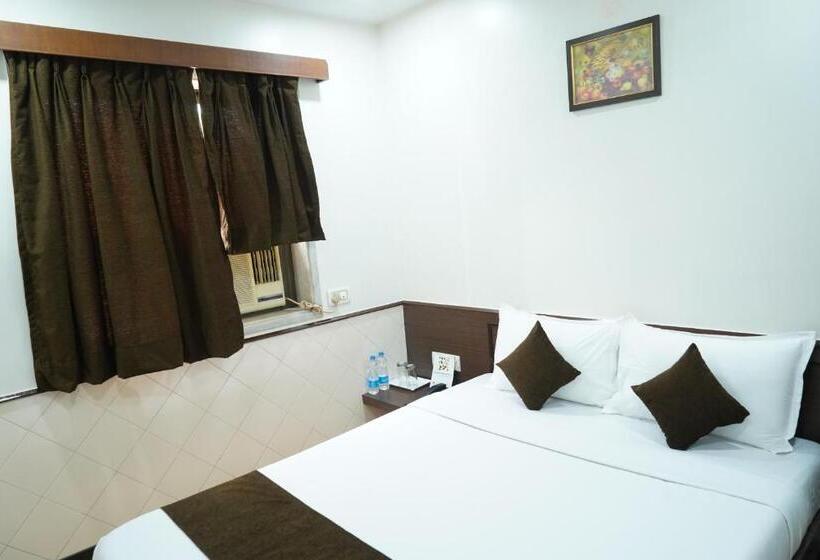 בית מלון כפרי Sharda Residency