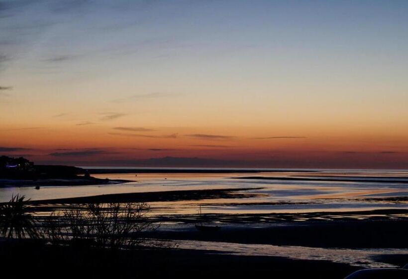 Отель The Commodore