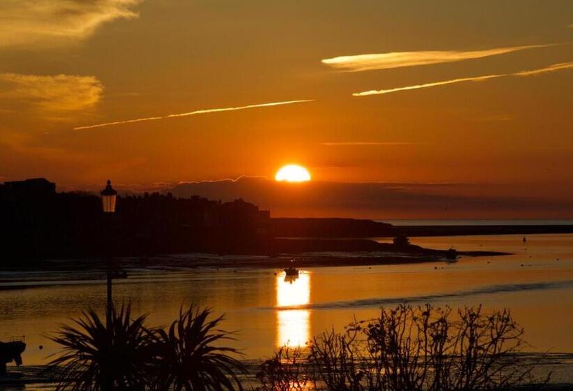 Отель The Commodore