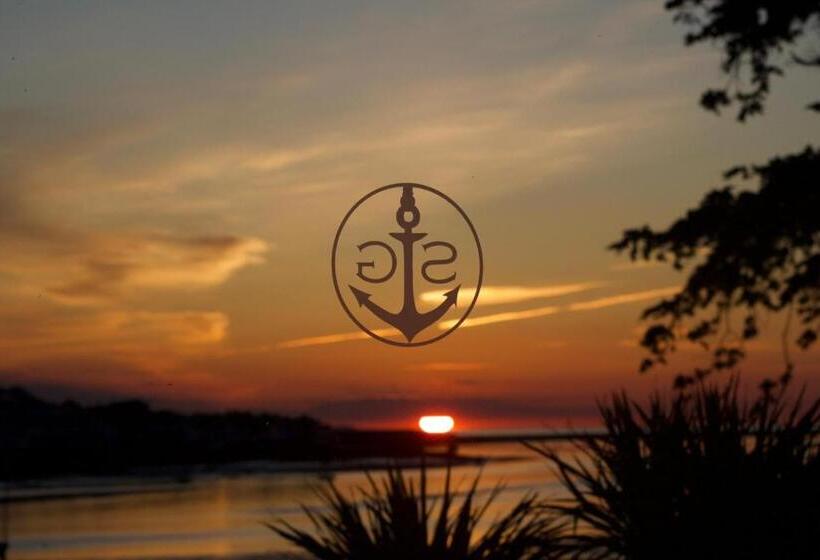 Отель The Commodore