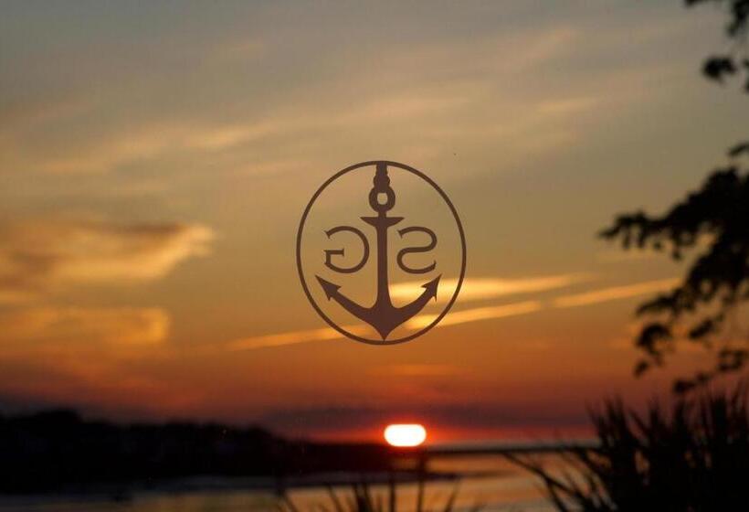 Отель The Commodore