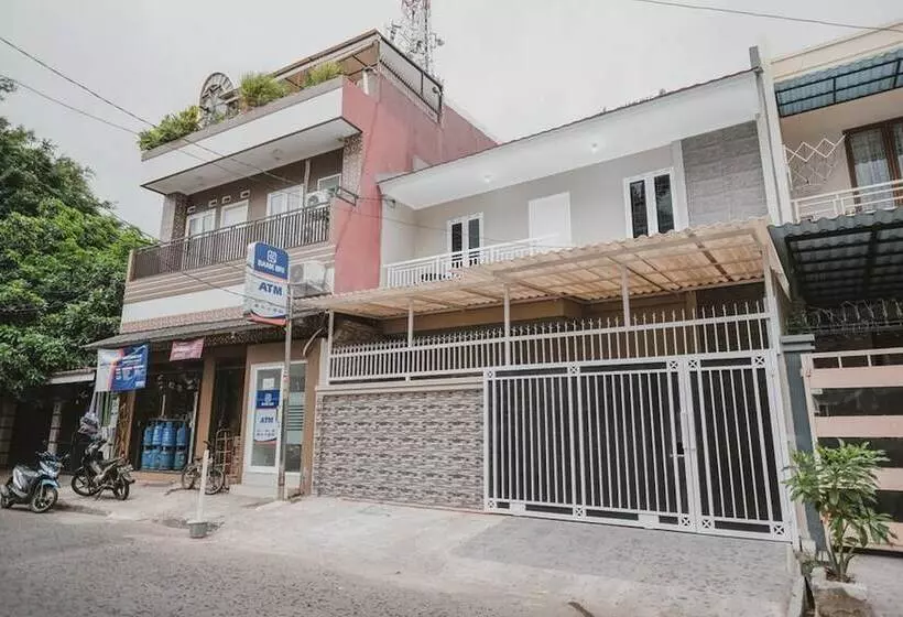 ペンション Reddoorz Syariah Near Siloam Hospital Kebon Jeruk