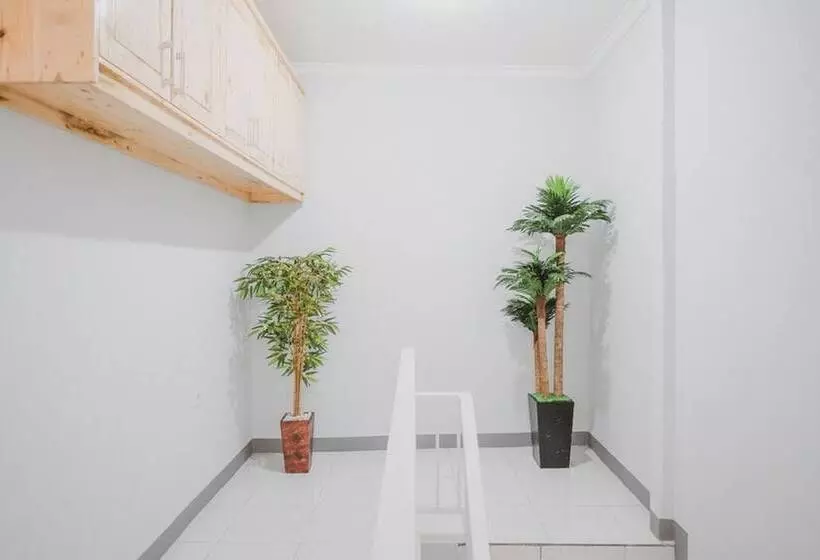 ペンション Reddoorz Syariah Near Siloam Hospital Kebon Jeruk