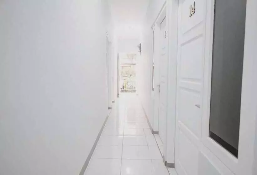 ペンション Reddoorz Syariah Near Siloam Hospital Kebon Jeruk