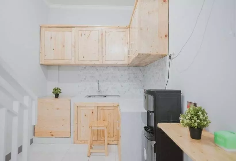 ペンション Reddoorz Syariah Near Siloam Hospital Kebon Jeruk