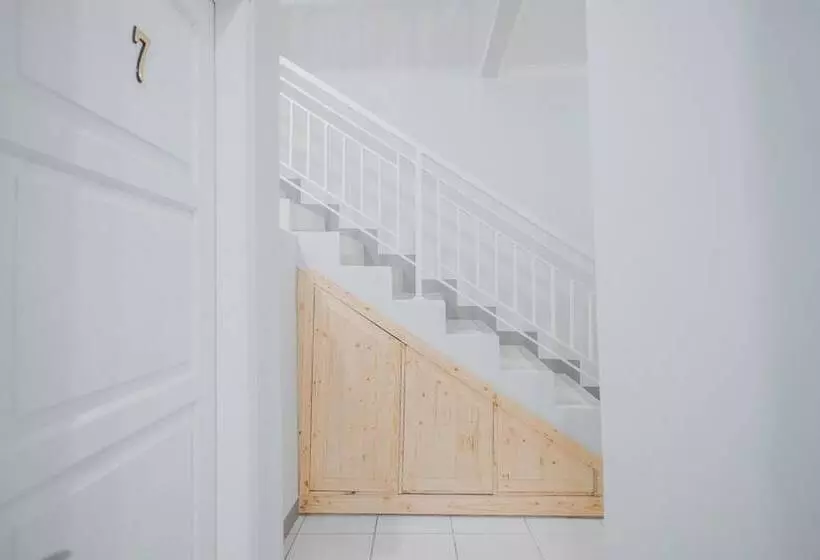 ペンション Reddoorz Syariah Near Siloam Hospital Kebon Jeruk