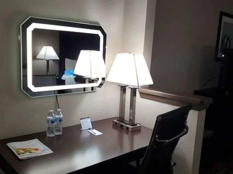 ホテル Comfort Suites Plano East Richardson