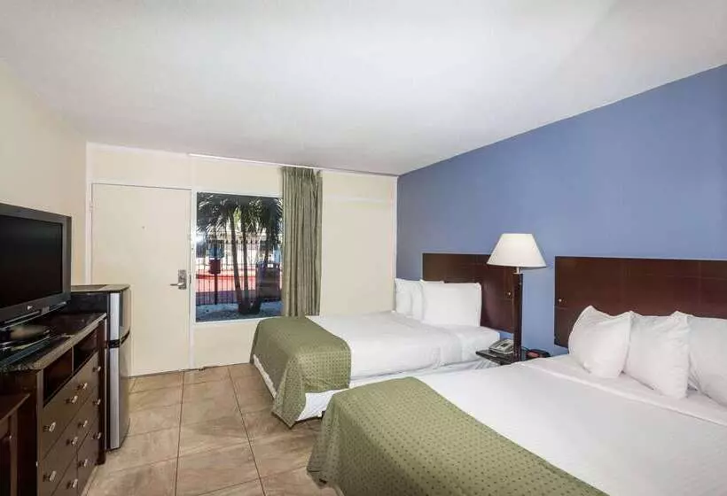 ホテル Days Inn By Wyndham St. Petersburg / Tampa Bay Area