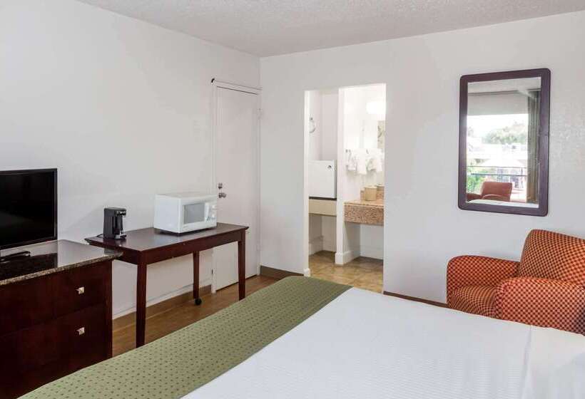 فندق Days Inn By Wyndham St. Petersburg / Tampa Bay Area