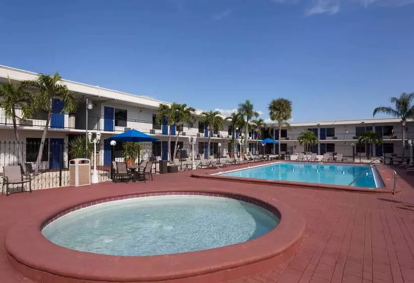 ホテル Days Inn By Wyndham St. Petersburg / Tampa Bay Area