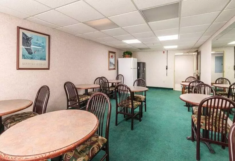 Отель Red Roof Inn Morehead