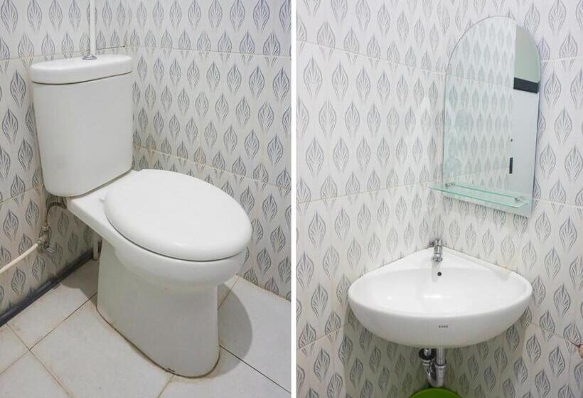 פנסיון Reddoorz Near Makassar Town Square 2