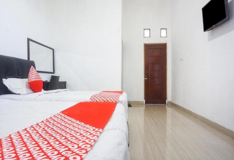 פנסיון Reddoorz Near Makassar Town Square 2