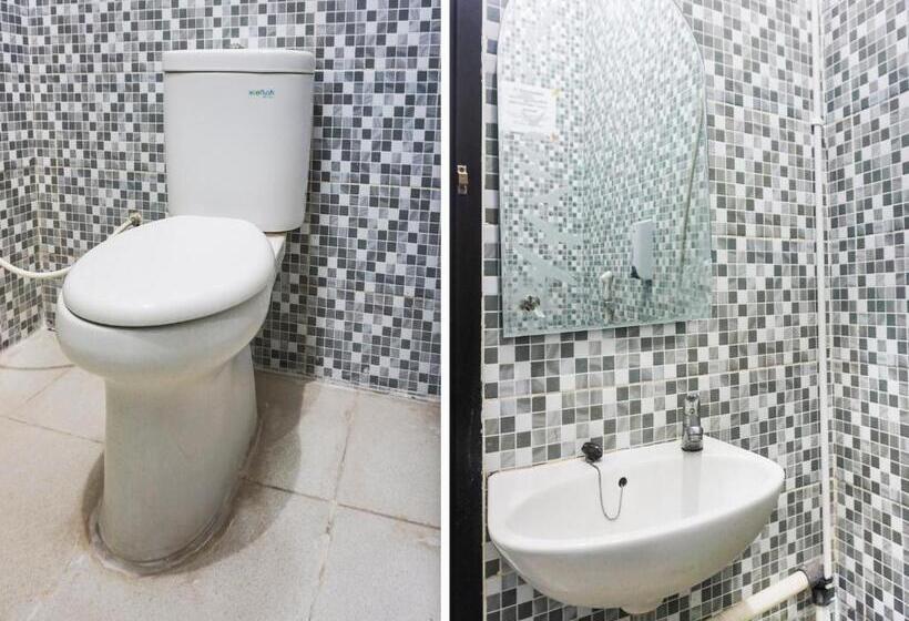 פנסיון Reddoorz Near Makassar Town Square 2