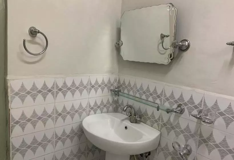 هتل Naveed Tourist Inn