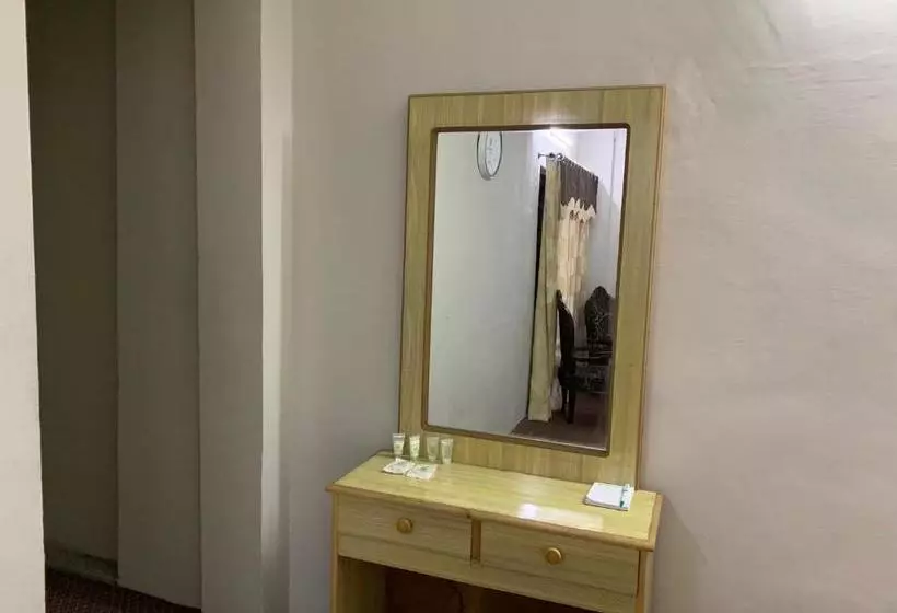 هتل Naveed Tourist Inn