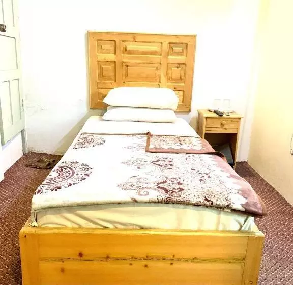 هتل Naveed Tourist Inn